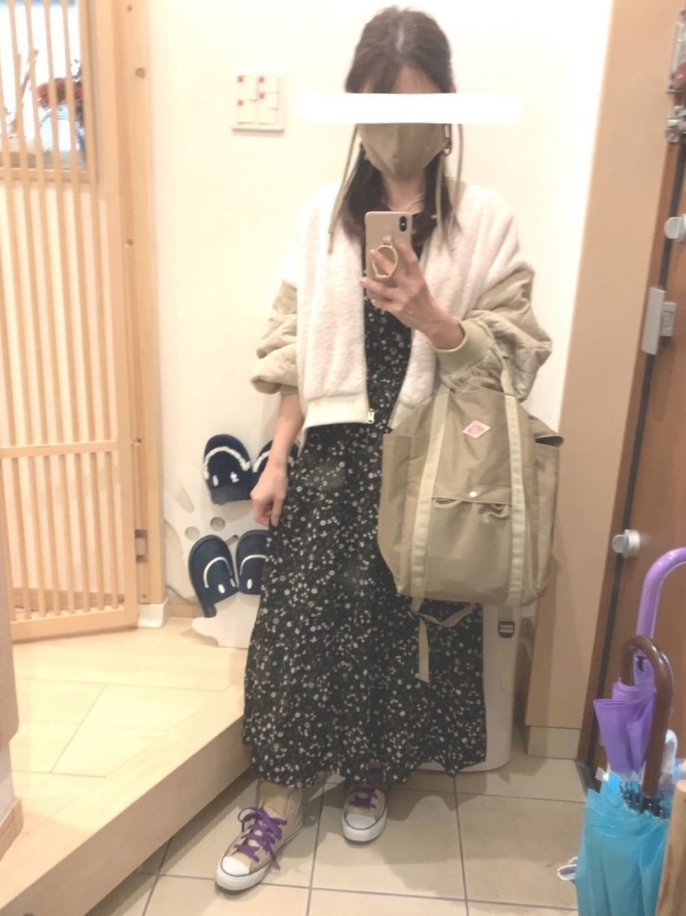 「花柄ワンピース、スニーカー、ワンピース×スニーカー、キルティングジャケット、ファージャケット、コンバース ハイカット、秋冬コーデ、カジュアルガーリー、リュック」｜「CONVERSEのCONVERSE ALL STAR Color ON Color HI（スニーカー、ベージュ系）」を使った、こたつんさん（レディース・158cm）の秋コーディネートの1枚目の写真