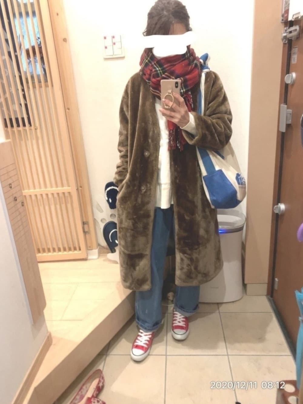 「カジュアル、パンツスタイル、フーディー、ファーコート、エコファー、フェイクファー、コンバース オールスター、デニム、デニムパンツ」｜「THE NORTH FACEのザ･ノース･フェイス オーガニックコットンショルダートート / フレアマーケットトート（トートバッグ、ブルー系）」を使った、こたつんさん（レディース・158cm）の冬コーディネートの1枚目の写真