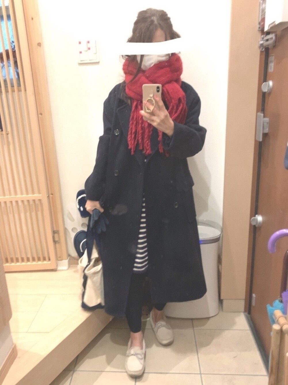 「ニットワンピース、ボーダーワンピース、トリコロールカラー、ネイビー、ロングコート、オーバーサイズコート、モカシン、ムートン、キャンバストート、マリン」｜「UGGのUGG WMNS DAKOTA（モカシン/デッキシューズ、ベージュ系）」を使った、こたつんさん（レディース・158cm）の冬コーディネートの1枚目の写真