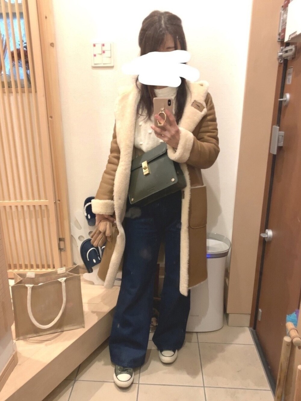 「デニム、デニムパンツ、フレアパンツ、ムートンコート、スニーカー、カジュアル、カジュアルコーデ、ニット」｜「CONVERSEの【CONVERSE】コンバース オールスター100コーデュロイOX（スニーカー、グリーン系）」を使った、こたつんさん（レディース・158cm）の冬コーディネートの1枚目の写真