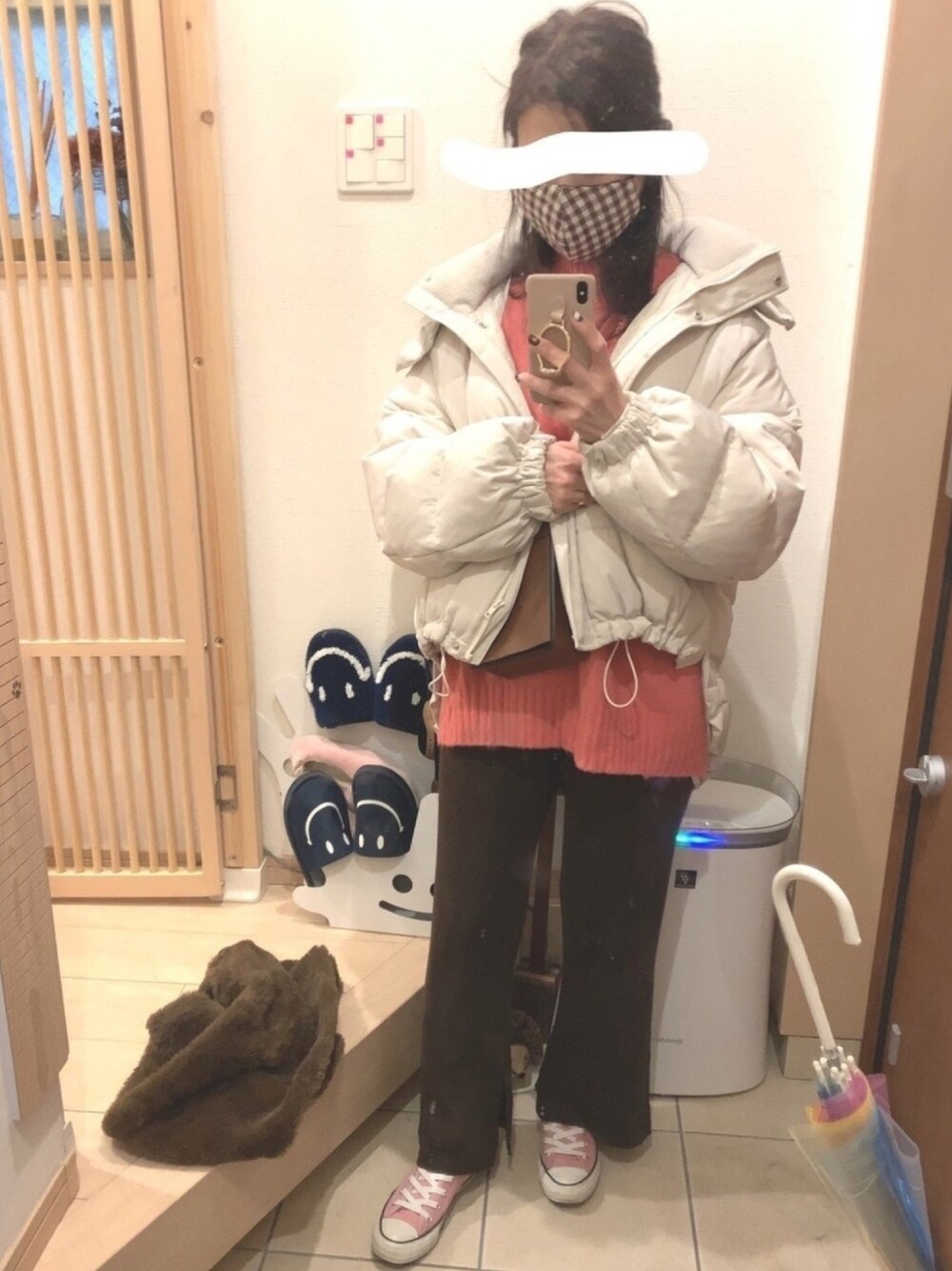 「ニットパンツ、ピンク、ピンクニット、ダウンジャケット、スニーカー、コンバース オールスター、コンバース ハイカット、カジュアル、プチプラ」｜「maison-vincentの【Maison Vincent/メゾン ヴァンサン】リングポシェット（ショルダーバッグ、ブラウン系）」を使った、こたつんさん（レディース・158cm）の冬コーディネートの1枚目の写真