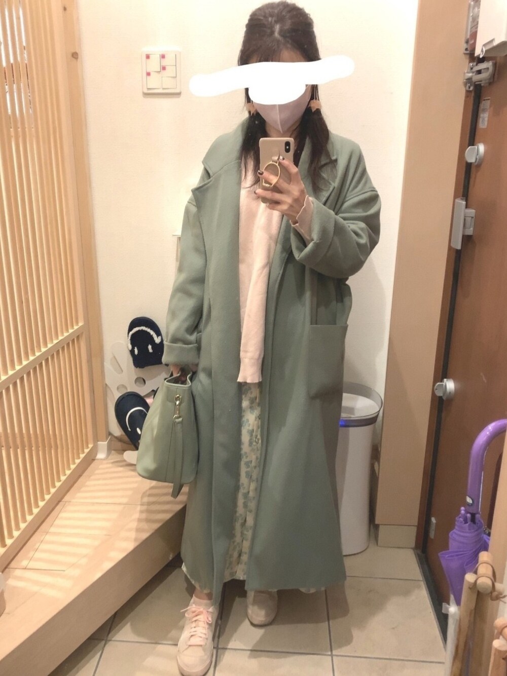 「ワンピース×スニーカー、ワンピース、花柄ワンピース、スニーカー、グリーン、ピンク、ピンクニット、ガウンコート、ガーリー」｜「NIKEのナイキ ブレーザー シティ LOW LX ウィメンズシューズ（スニーカー、ベージュ系）」を使った、こたつんさん（レディース・158cm）の冬コーディネートの1枚目の写真