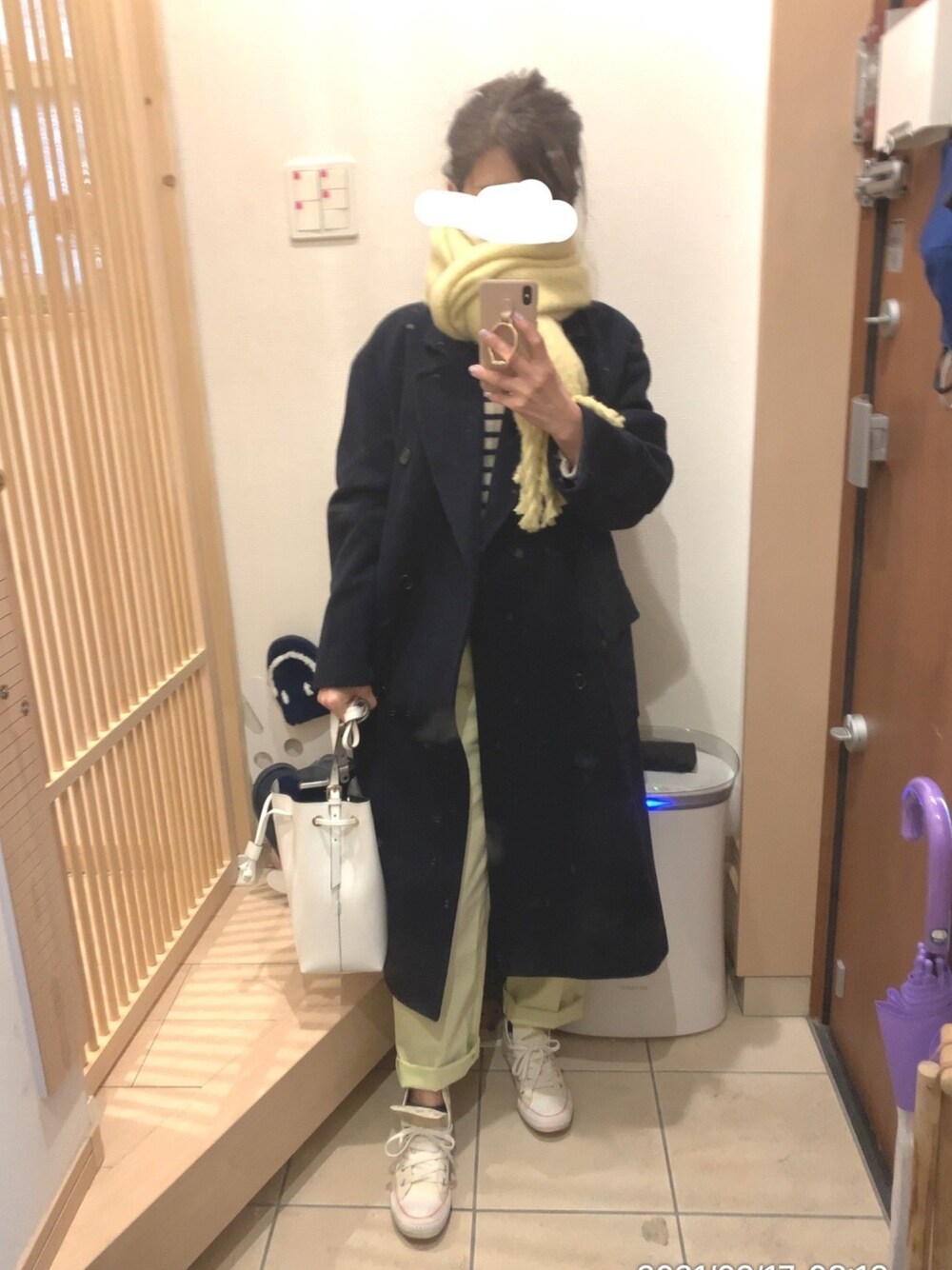 「イエロー、ネイビー、ボーダー、ボーダートップス、ロングコート、テーパードパンツ、コンバース オールスター、コンバース ハイカット、きれいめカジュアル」｜「earth music&ecologyのデイジースニーカー（シューズ、ホワイト系）」を使った、こたつんさん（レディース・158cm）の冬コーディネートの1枚目の写真