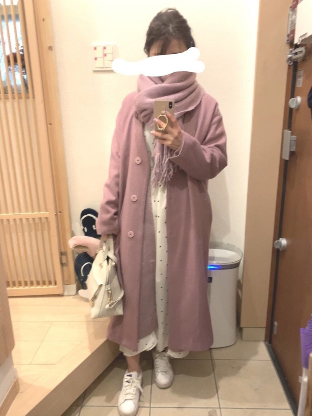 「ドット、ドットワンピ、ロングコート、ワンピース、ワンピース×スニーカー、スニーカー、ガーリー」｜「NIKEのアイテム（スニーカー、ホワイト系）」を使った、こたつんさん（レディース・158cm）の春コーディネートの1枚目の写真