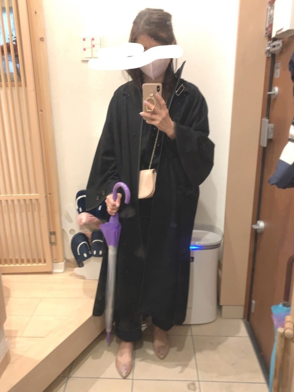 「ブラックデニム、GU、パイピングコート、ポンチョ、クリアパンプス、雨の日コーデ、フリルブラウス、モノトーン、ワントーンコーデ、ミニバッグ」｜「passage mignon/flaneurのラメキラ レインパンプス（レインシューズ、ピンク系）」を使った、こたつんさん（レディース・158cm）の春コーディネートの1枚目の写真
