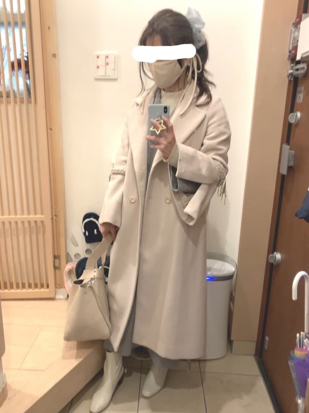 「プチプラコーデ、ベージュ、ブルー、ホワイトブーツ、ニットワンピース、GU、しまむら、シュシュ、ガーリー」｜「BEAUTY&YOUTH UNITED ARROWSのBY∴ レザーバックジップ ミドルブーツ（ブーツ、ホワイト系）」を使った、こたつんさん（レディース・158cm）の春コーディネートの1枚目の写真
