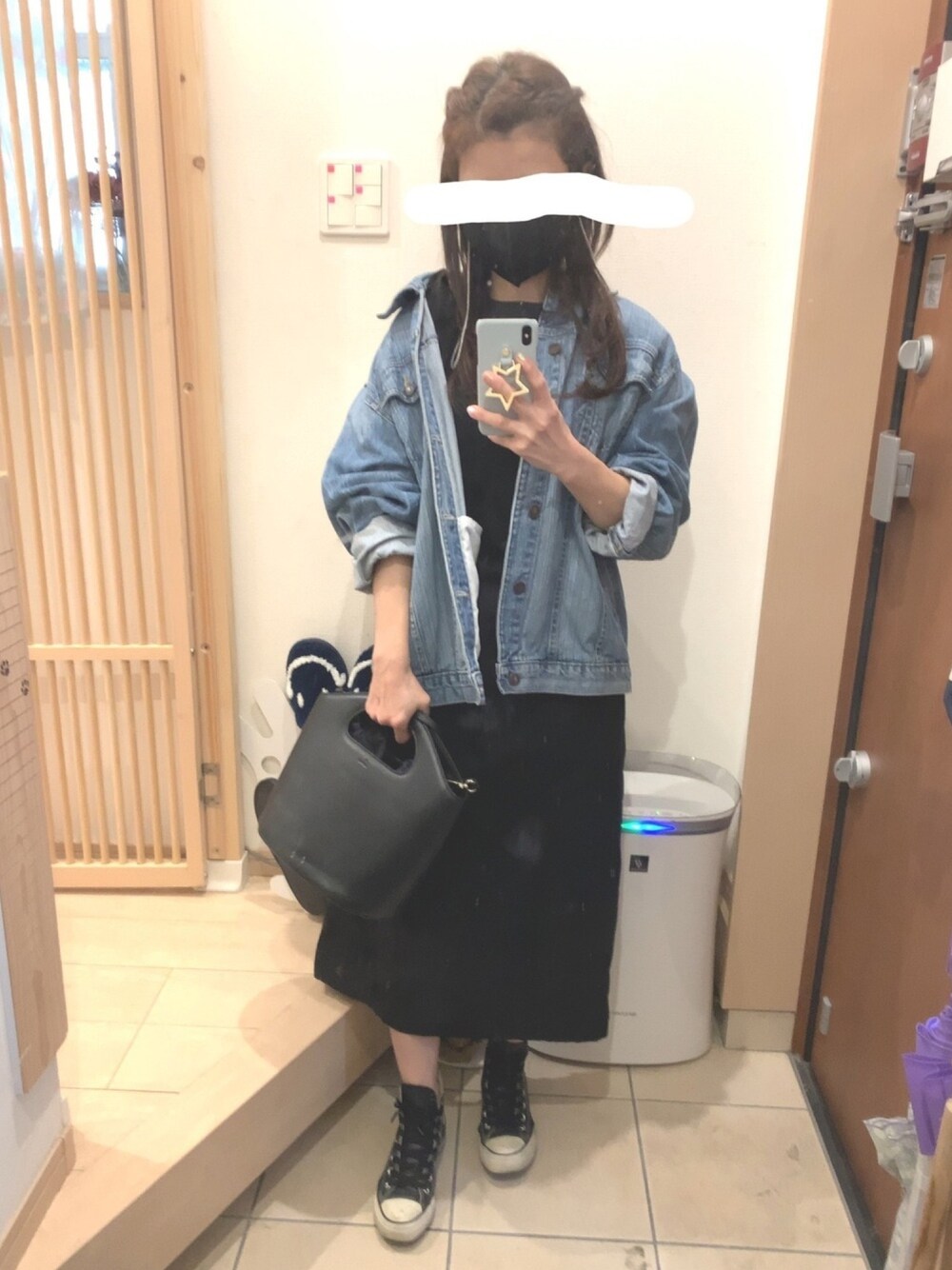 「デニムジャケット、Gジャン、オーバーサイズ、パワショル、ワンピース、ワンピース×スニーカー、コンバース オールスター、コンバース ハイカット、古着MIX」｜「CONVERSEのCONVERSE / LEA ALL STAR HI（スニーカー、ブラック系）」を使った、こたつんさん（レディース・158cm）の春コーディネートの1枚目の写真