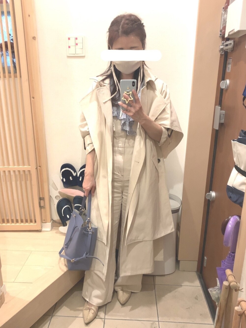 「エクリュ、カジュアルコーデ、春、ビッグカラー、フリル襟、ストライプシャツ、オーバーオール、トレンチコート、パンプス、パンツスタイル」｜「ODETTE E ODILEのOID レースアップ FLT15（パンプス、ベージュ系）」を使った、こたつんさん（レディース・158cm）の春コーディネートの1枚目の写真