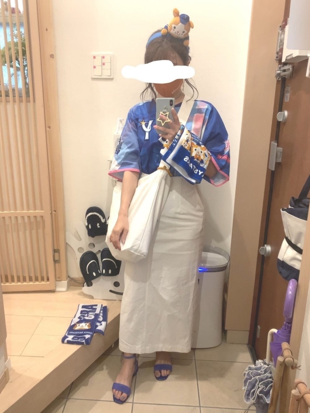 「タイトスカート、野球観戦、サンダル、ブルー、ブルー x ホワイト、ホワイト、ベイスターズ、カチューシャ」｜「ODETTE E ODILEのOFC デコヒール サンダル35↓（サンダル、ブルー系）」を使った、こたつんさん（レディース・158cm）の春コーディネートの1枚目の写真