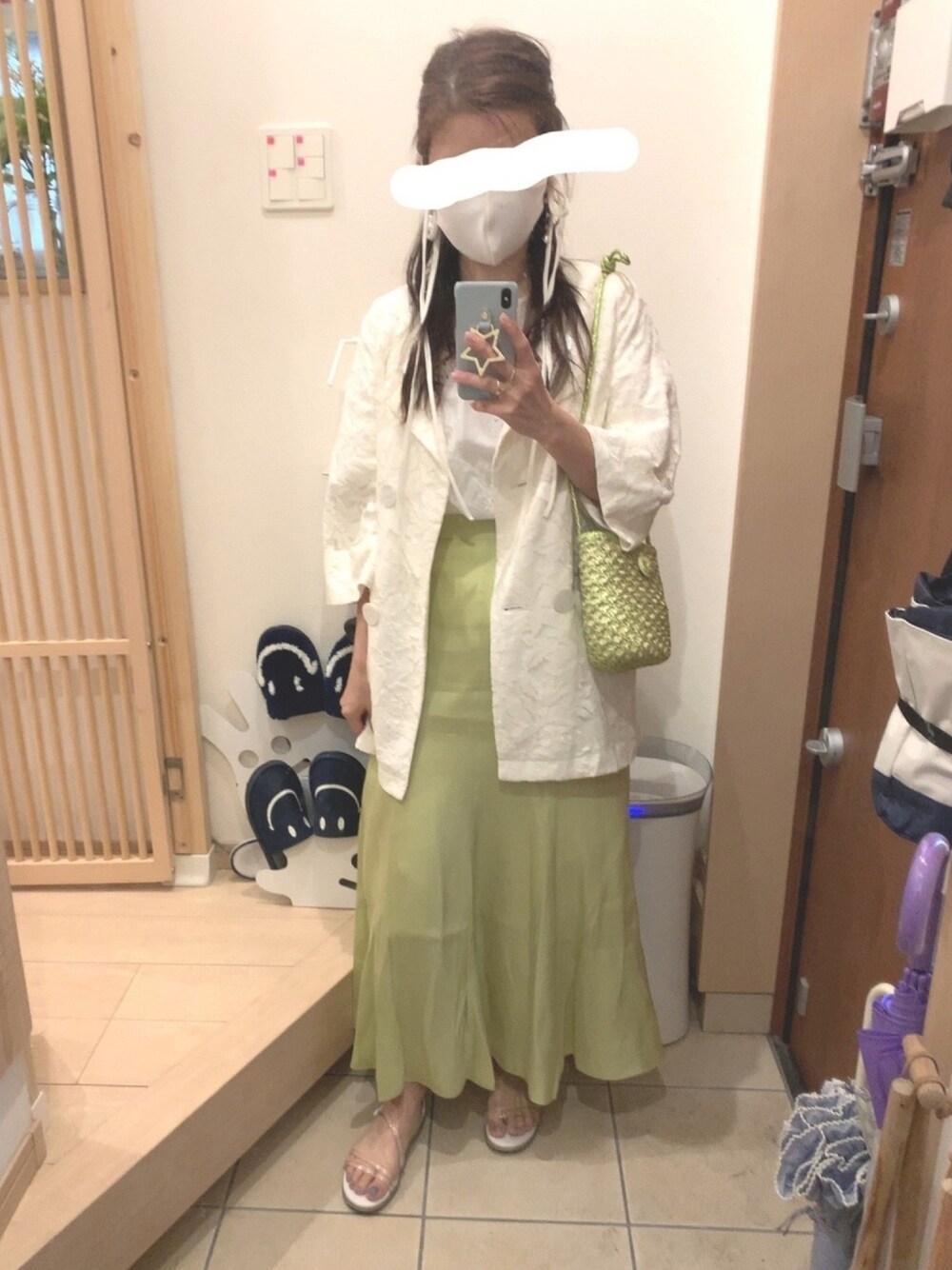 「イエロー、かごバッグ、マキシスカート、サテンスカート、レース、ボリューム袖、サンダル、クリアサンダル」｜「one after another NICE CLAUPのフラットクリアサンダル（サンダル、ホワイト系）」を使った、こたつんさん（レディース・158cm）の春コーディネートの1枚目の写真