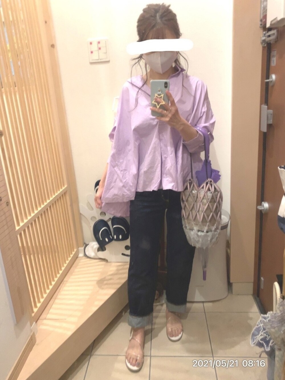 「デニム、デニムパンツ、ロールアップ、サンダル、シャツスタイル、クリアサンダル、ビーズバッグ、バックシャン、ラベンダー、カジュアルコーデ」｜「one after another NICE CLAUPのフラットクリアサンダル（サンダル、ホワイト系）」を使った、こたつんさん（レディース・158cm）の春コーディネートの1枚目の写真