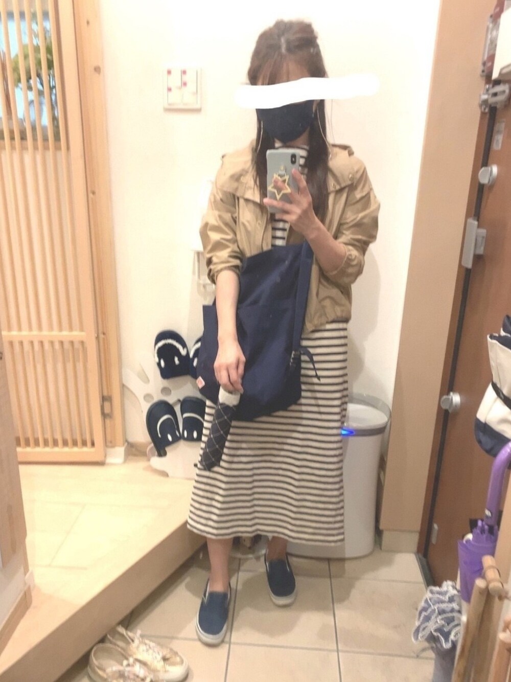 「GU、マウンテンパーカー、ボーダー、ボーダーワンピース、ワンピース、スリッポン、大人カジュアル、ロングワンピース、VANS、マリンコーデ」｜「SUPERGAの(SUPERGA)メタリックスニーカー（スニーカー、ゴールド系）」を使った、こたつんさん（レディース・158cm）の夏コーディネートの1枚目の写真