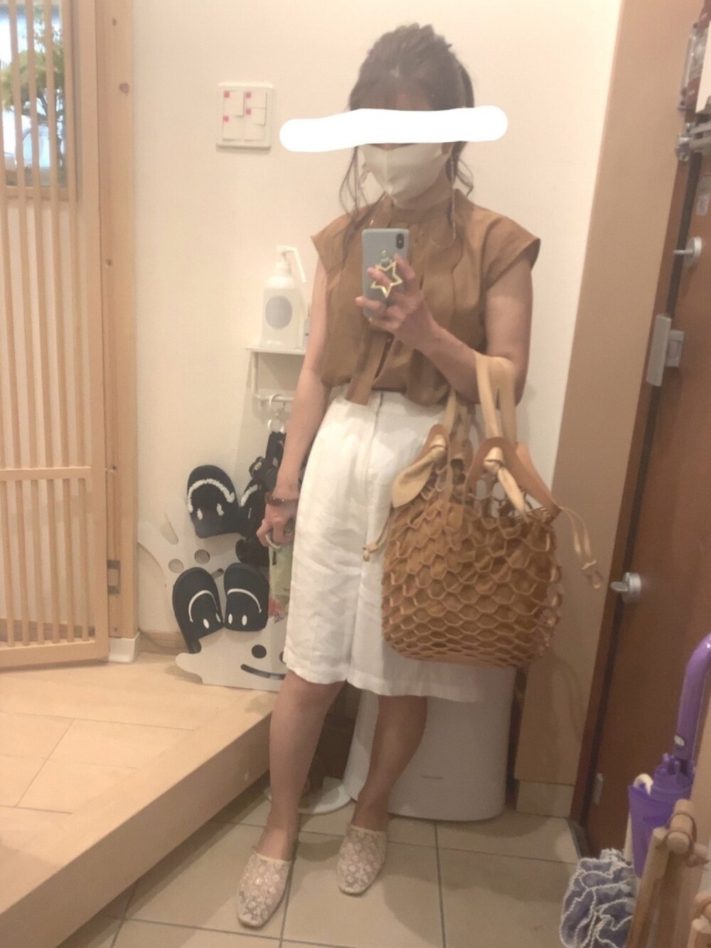「ハーフパンツ、ショートパンツ、バブーシュ、スリッパサンダル、ミュール、スリッポン、ブラウス、網バッグ、ボウタイブラウス、ノースリーブ」｜「SHIPSの【WEB限定】シアースリッポン◆（スリッポン、ベージュ系）」を使った、こたつんさん（レディース・158cm）の夏コーディネートの1枚目の写真