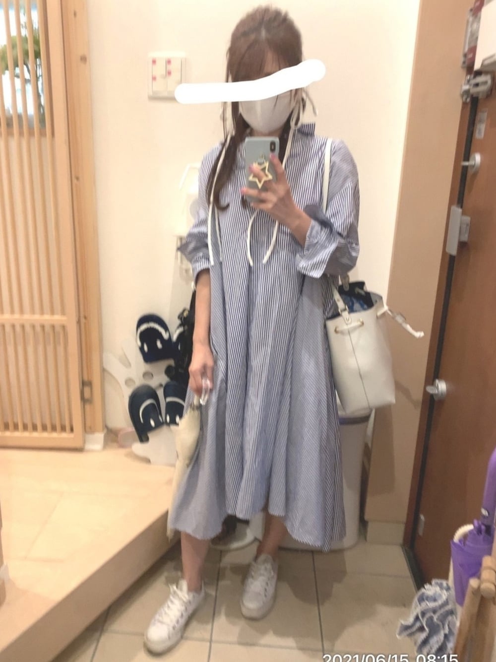「ストライプワンピース、シャツワンピース、スニーカー、ワンピース×スニーカー、コンバース オールスター、ブルー x ホワイト、ホワイト×ブルー、ラクチンコーデ、ストライプ、ワンピース」｜「CONVERSEの【CONVERSE/コンバース】　LEAJACKPURCELL（スニーカー、ホワイト系）」を使った、こたつんさん（レディース・158cm）の夏コーディネートの1枚目の写真