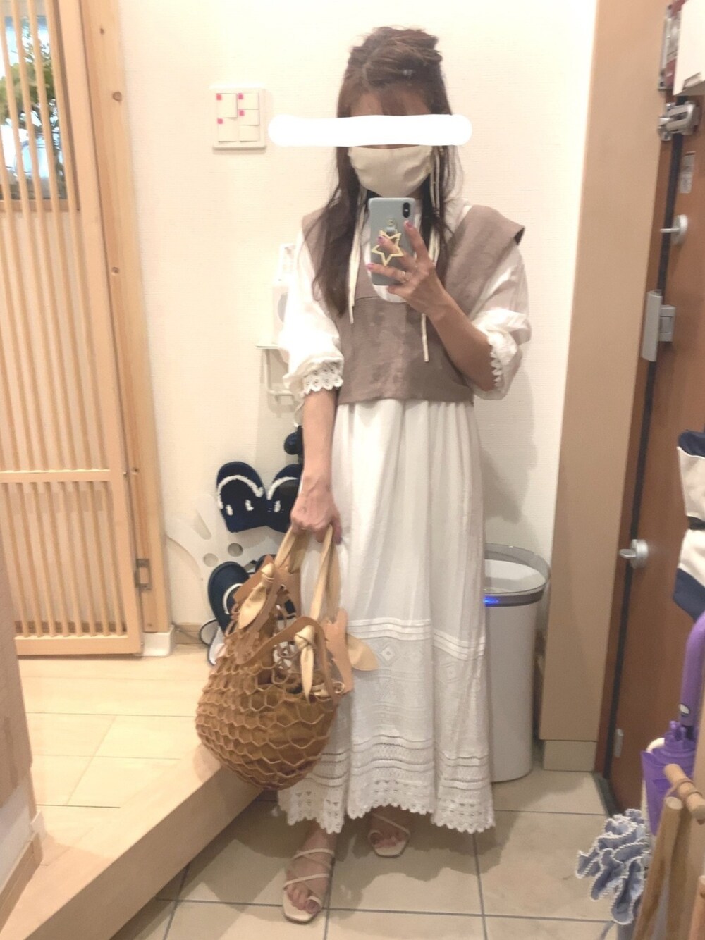 「ワンピース、サンダル、ベスト、網バッグ、メッシュバッグ、ワンピースコーデ、ホワイトコーデ、ベージュ、ベージュコーデ、白ワンピース」｜「BEAUTY&YOUTH UNITED ARROWSの＜FAEDA＞レザークロスストラップサンダル（サンダル、ベージュ系）」を使った、こたつんさん（レディース・158cm）の夏コーディネートの1枚目の写真