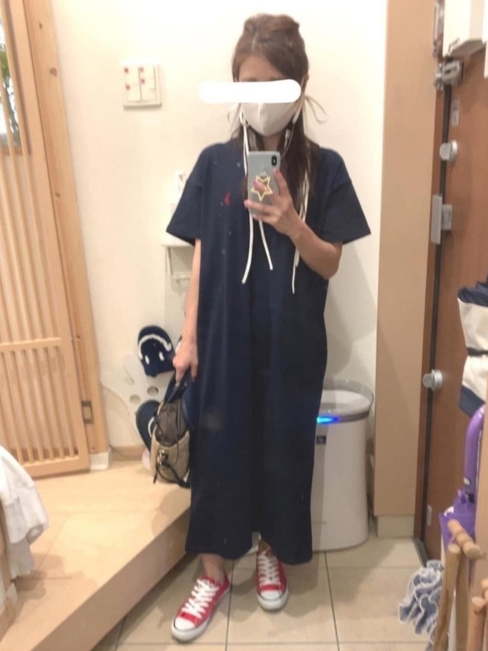 「ワンピース、ワンピース×スニーカー、ラガーシャツワンピース、コンバース オールスター、赤い靴、ネイビー、トリコロール、ラクチンコーデ、かごバッグ、カジュアル」｜「CONVERSEのコンバース CONVERSE CANVAS ALL STAR OX（スニーカー、レッド系）」を使った、こたつんさん（レディース・158cm）の夏コーディネートの1枚目の写真