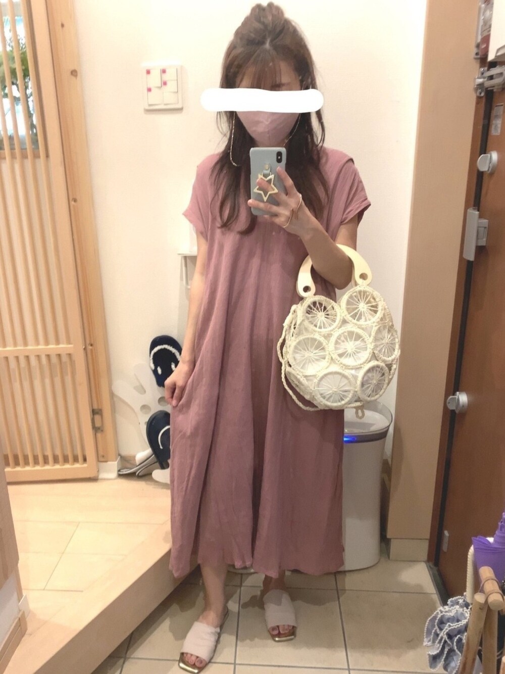 「ワンピース、サンダル、かごバッグ、ピンク、スモーキーカラー、くすみカラー、くすみピンク、夏コーデ、ラクチンコーデ、らくちん」｜「ODETTE E ODILEのOFD ストレッチミュール サンダル20（サンダル、ホワイト系）」を使った、こたつんさん（レディース・158cm）の夏コーディネートの1枚目の写真