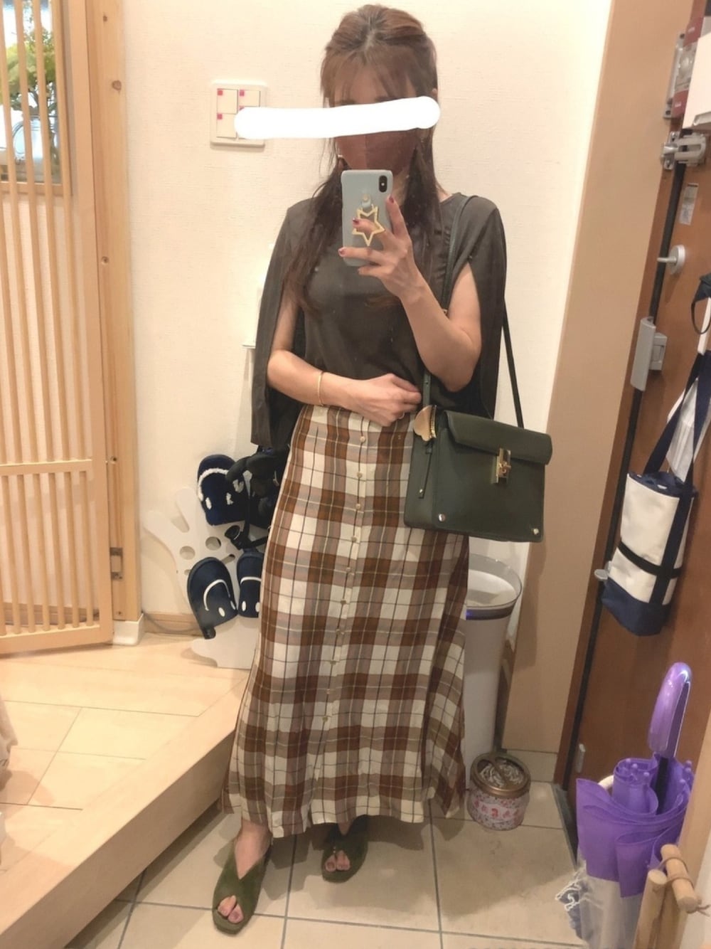 「チェックスカート、ポンチョ、ポンチョ風、カーキ、秋色、スカート、ミュール、サンダル、チェック、マキシスカート」｜「BEAUTY&YOUTH UNITED ARROWSのBY キュプラチェックフロントボタンマキシスカート о（スカート、ベージュ系）」を使った、こたつんさん（レディース・158cm）の夏コーディネートの1枚目の写真
