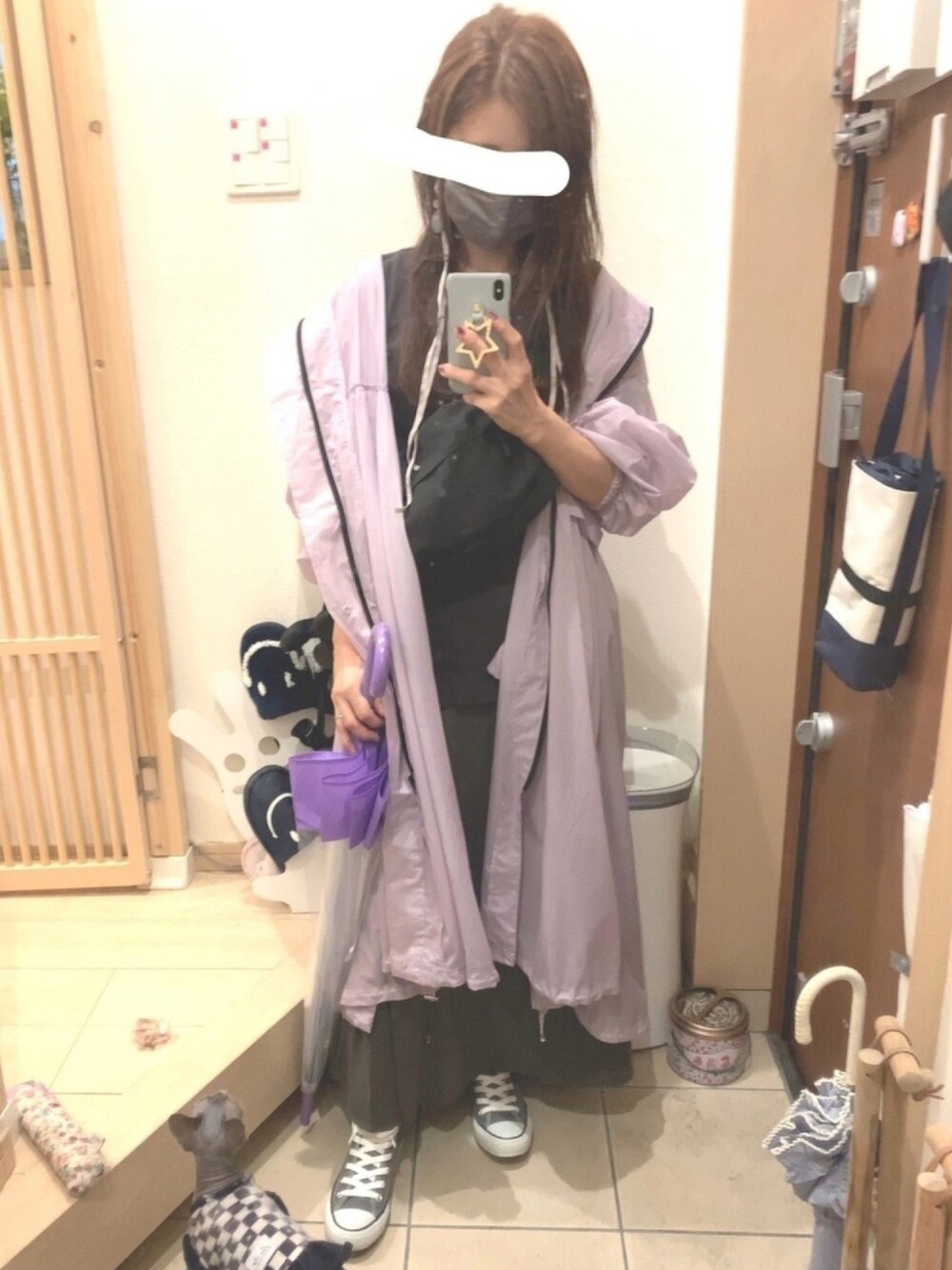 「マーメイドスカート、グレー、グレーコーデ、レインコート、カッパ、雨の日コーデ、ウエストポーチ、コンバース オールスター、スニーカー、コンバース ハイカット」｜「CONVERSEのCONVERSE コンバース オール スター ハイ / ALL STAR HI (CHARC) 32066761（スニーカー、グレー系）」を使った、こたつんさん（レディース・158cm）の秋コーディネートの1枚目の写真