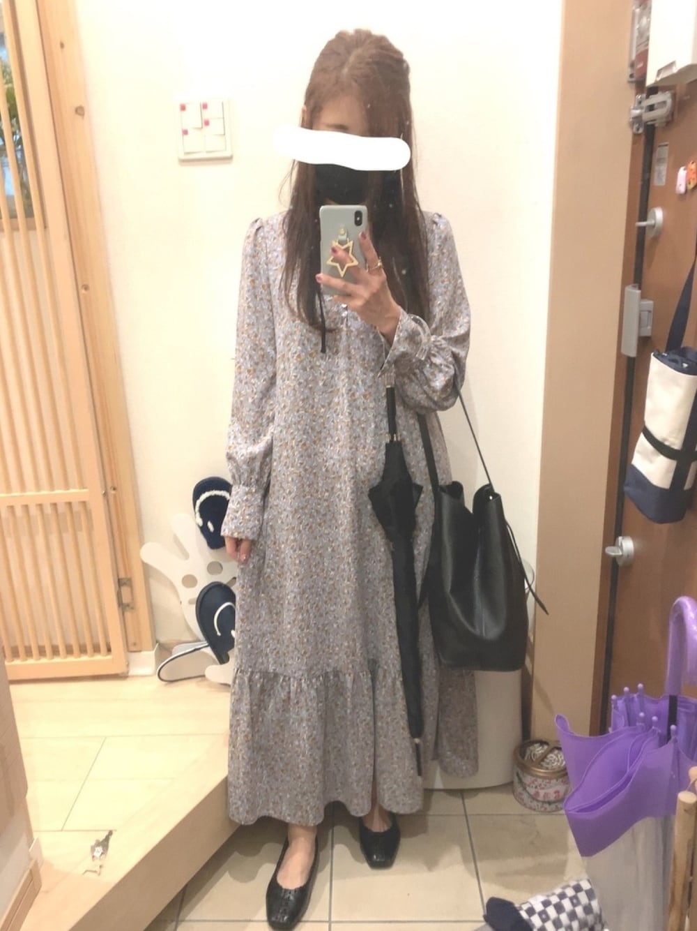 「ワンピース、スクエアトゥ、パンプス、ラクチンコーデ、柄ワンピース、ティアードワンピース、小物は黒、雨の日コーデ、傘」｜「KOBE LETTUCEのスクエアトゥレースアップステッチデザインフラットパンプス（パンプス、ブラック系）」を使った、こたつんさん（レディース・158cm）の秋コーディネートの1枚目の写真