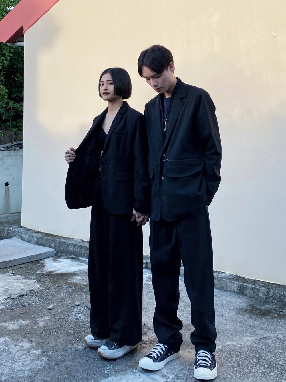「ootd、oqLiq、情侶穿搭、黑色系」｜「oqLiqのアイテム（テーラードジャケット、ブラック系）」を使った、ys___gemさん（メンズ・178cm）の秋コーディネートの1枚目の写真