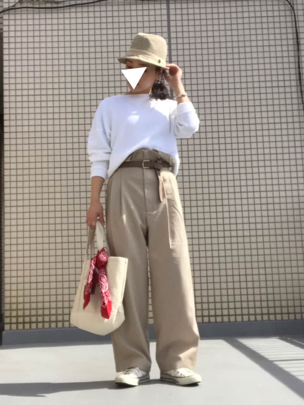 「ワントーンコーデ、ベージュ」｜「GUのアイテム（パンツ、ベージュ系）」を使った、TASIA さん（レディース・155cm）の春コーディネートの1枚目の写真