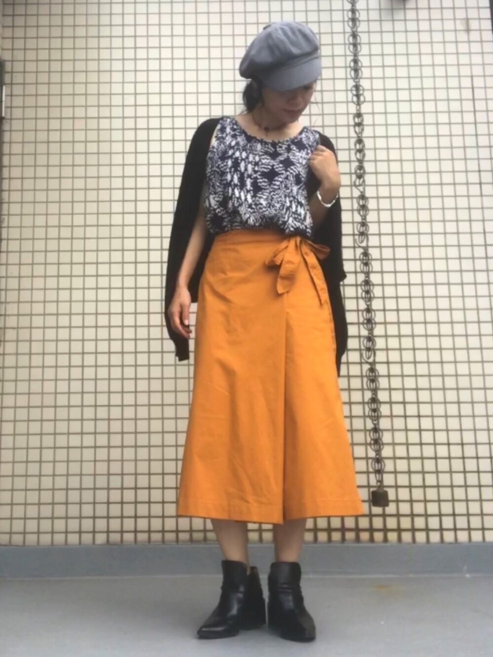 「マスタード、キャスケット、カーディガン」｜「Handmadeのアイテム（チョーカー、その他）」を使った、TASIA さん（レディース・155cm）の秋コーディネートの1枚目の写真