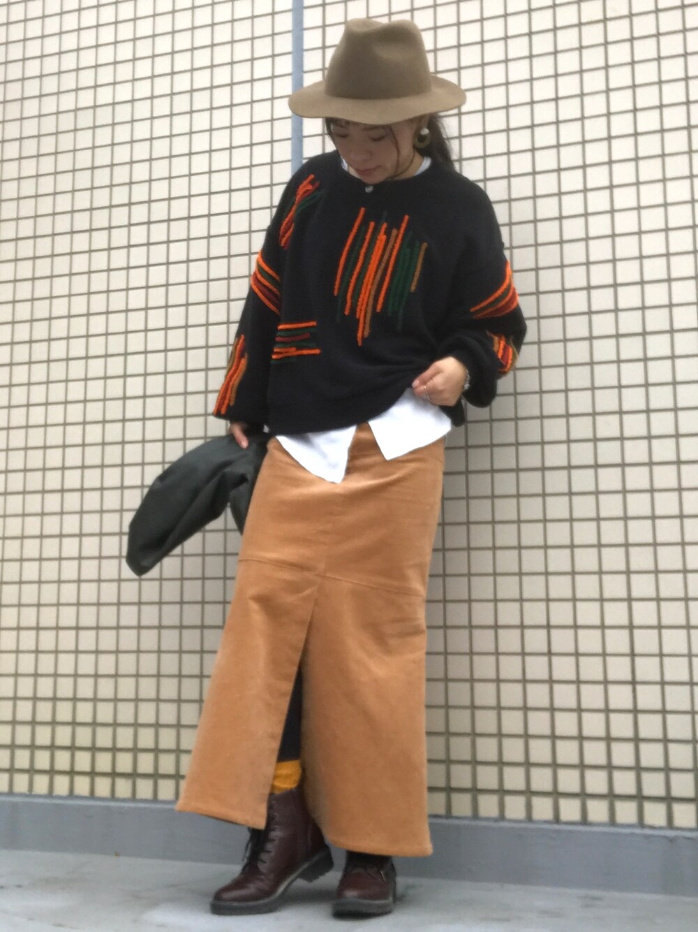 「冬、もこもこ、ショートブーツ、ハット、ハンドメイド」｜「ZARAのアイテム（スウェット、ブラック系）」を使った、TASIA さん（レディース・155cm）の冬コーディネートの1枚目の写真