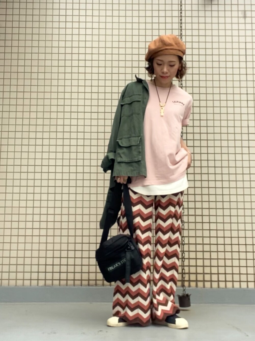「エスニック、ピンク、カーキアウター」｜「MERLOTの配色ニットパンツ3257（その他パンツ、ブラウン系）」を使った、TASIA さん（レディース・155cm）の春コーディネートの1枚目の写真