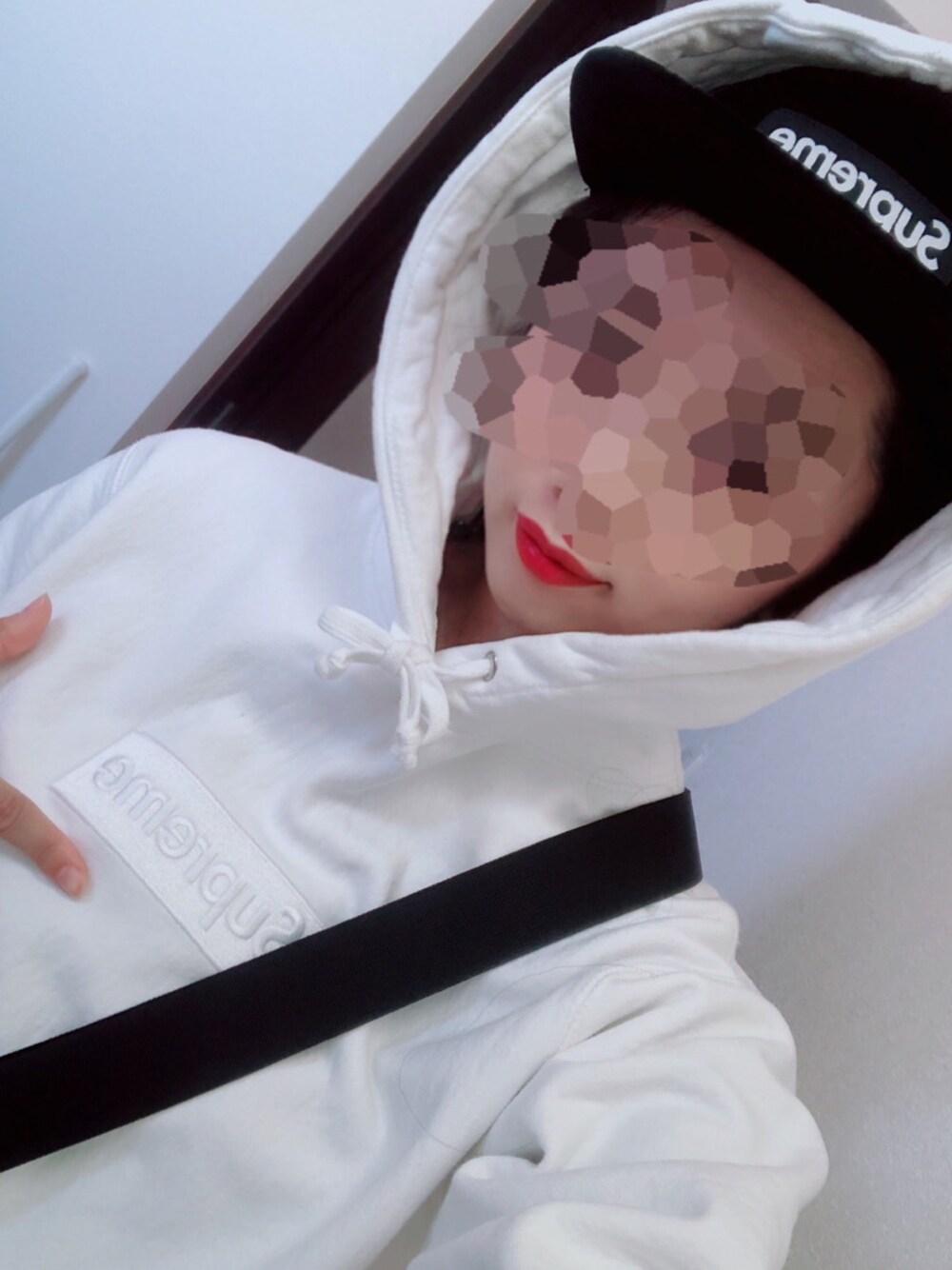 「supreme、supremenyc、パーカー、プルオーバー」｜「Supreme のアイテム（パーカー、ホワイト系）」を使った、Ｌさん（レディース・162cm）の秋コーディネートの1枚目の写真