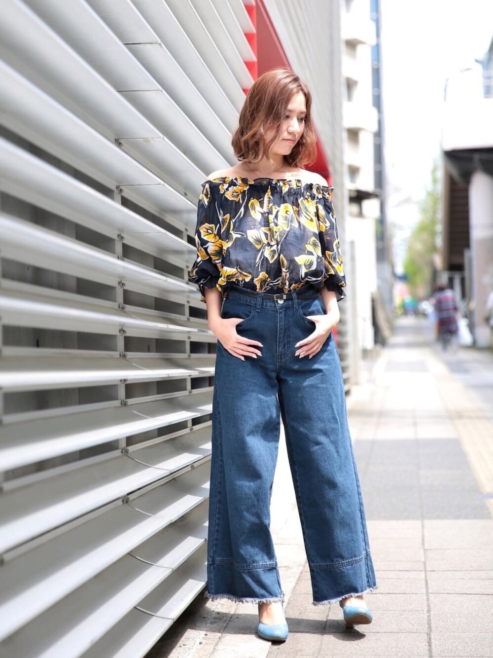 ブラック系のシャツ/ブラウス、ブルー系のデニムパンツ、ブルー系のパンプスを着用したレディースの春コーディネートの1枚目の写真
