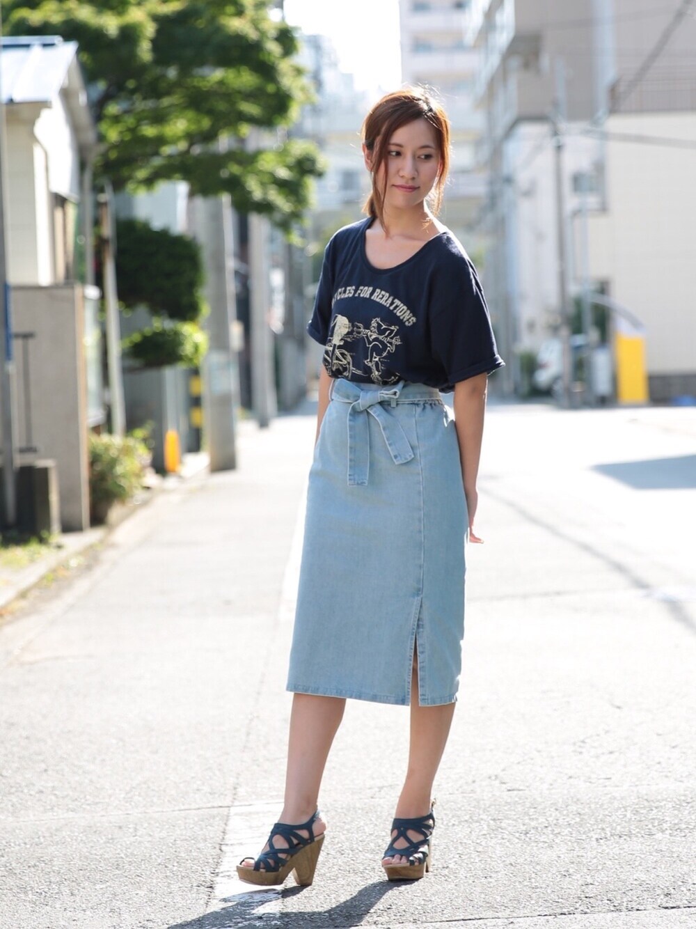 「シンプルコーデ、カジュアル、夏、サンダル、厚底サンダル、通勤コーデ、オトナカジュアル、デニムスカート、Tシャツ、夏コーデ」｜「Ungridの BICYCLESﾌﾟﾘﾝﾄTee （Tシャツ/カットソー、ブルー系）」を使った、YUKOさん（レディース・154cm）の春コーディネートの1枚目の写真
