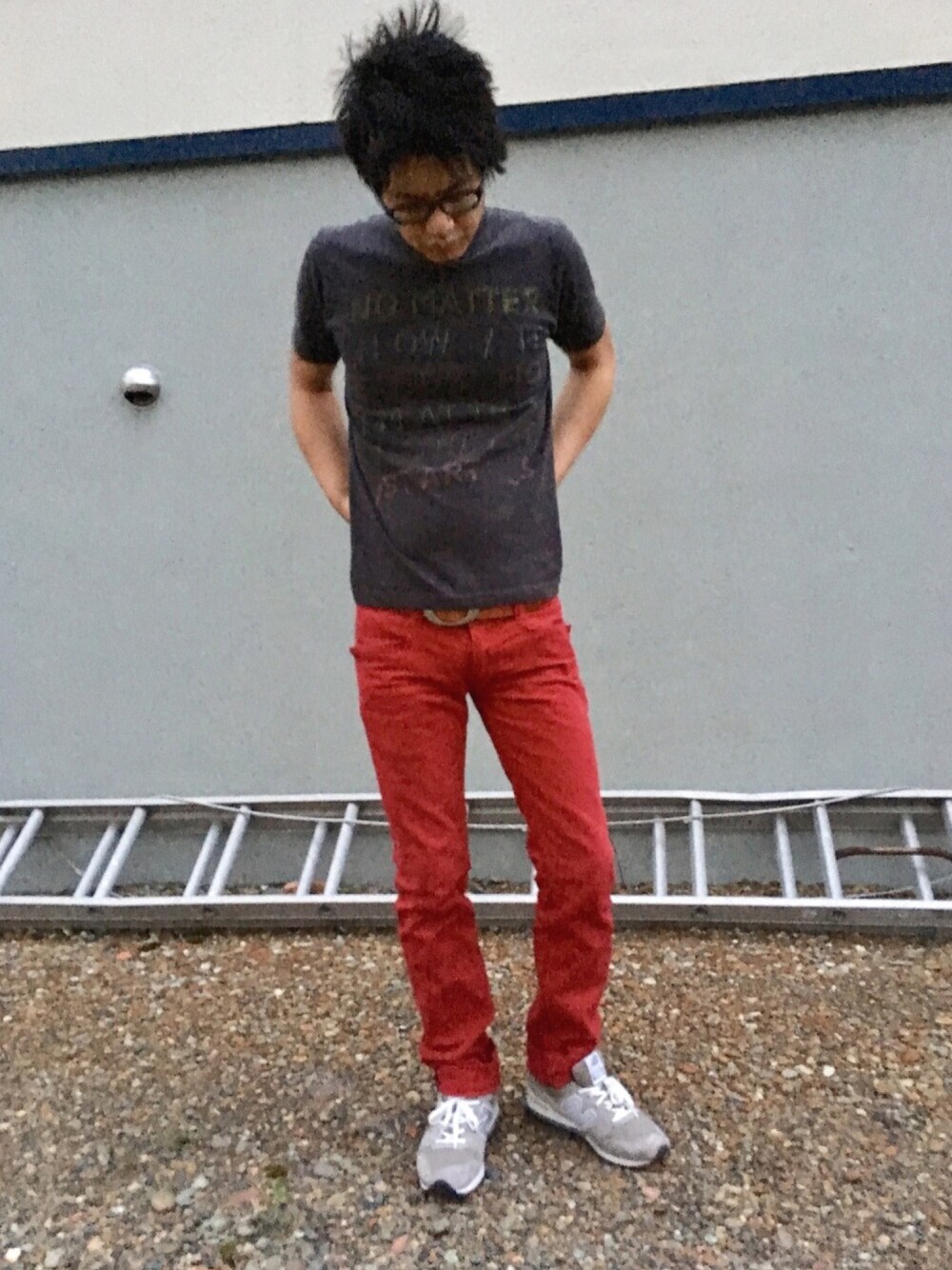 「レディオヘッド、Tシャツ、バンドT、赤パンツ、ハイテクスニーカー、めがね、シンプル、スリムパンツ」｜「Pledgeのアイテム（その他パンツ、レッド系）」を使った、TAKAHIRO MASUKAWAさん（メンズ・177cm）の秋コーディネートの1枚目の写真