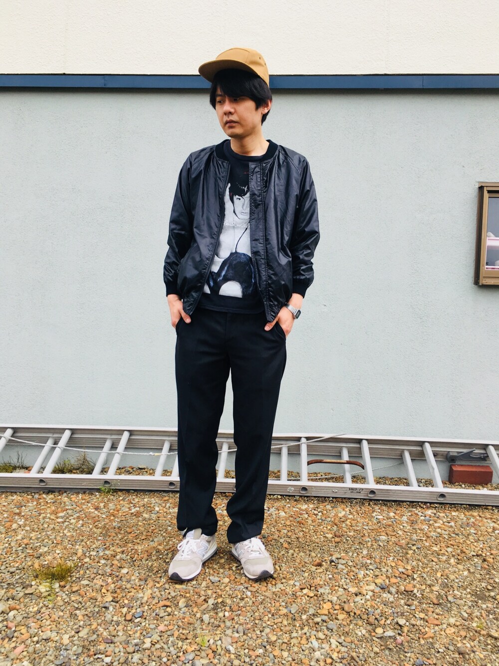 「古着、古着MIX、キャップ、ブルゾン、スラックス、ハイテクスニーカー、黒ブルゾン、黒」｜「ABAHOUSEのNEW BALANCE MRL996（スニーカー、グレー系）」を使った、TAKAHIRO MASUKAWAさん（メンズ・177cm）の夏コーディネートの1枚目の写真
