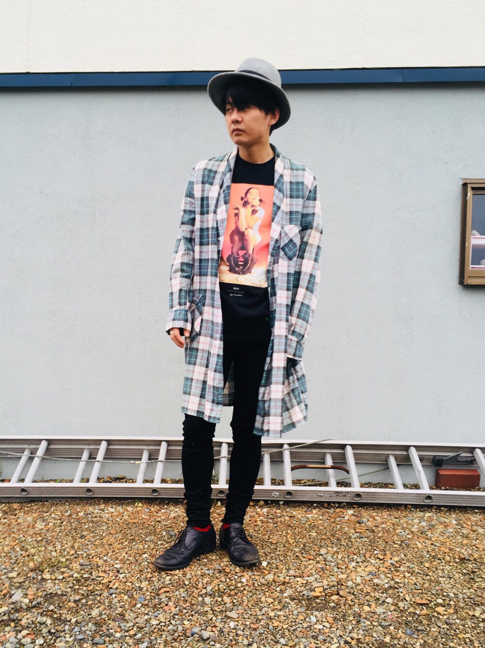 「グラフィックＴ、ビョーク、シャツガウン、ガウンシャツ、ガウン、ハット、古着、スキニーパンツ、黒スキニー、チェックガウン」｜「JOURNAL STANDARDのBJORK×K.CUMMINS ビョーク04＃（Tシャツ/カットソー、ブラック系）」を使った、TAKAHIRO MASUKAWAさん（メンズ・177cm）の夏コーディネートの1枚目の写真