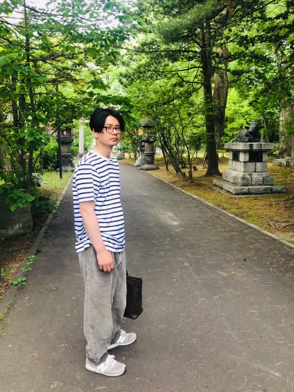 「神社、ボーダー、古着、古着MIX、ハイテクスニーカー、めがね、ボストンメガネ、コーデュロイ、コーデュロイパンツ」｜「ABAHOUSEのNEW BALANCE MRL996（スニーカー、グレー系）」を使った、TAKAHIRO MASUKAWAさん（メンズ・177cm）の夏コーディネートの1枚目の写真