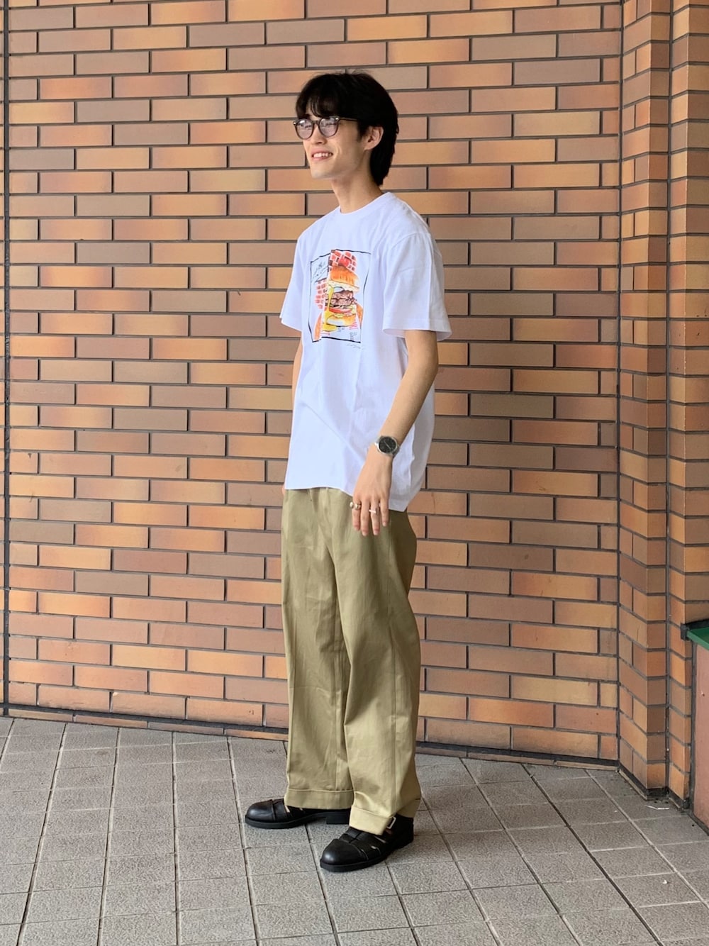 ホワイト系のTシャツ/カットソー、ベージュ系のその他パンツ、ブラック系のサンダルを着用したメンズの夏コーディネートの1枚目の写真
