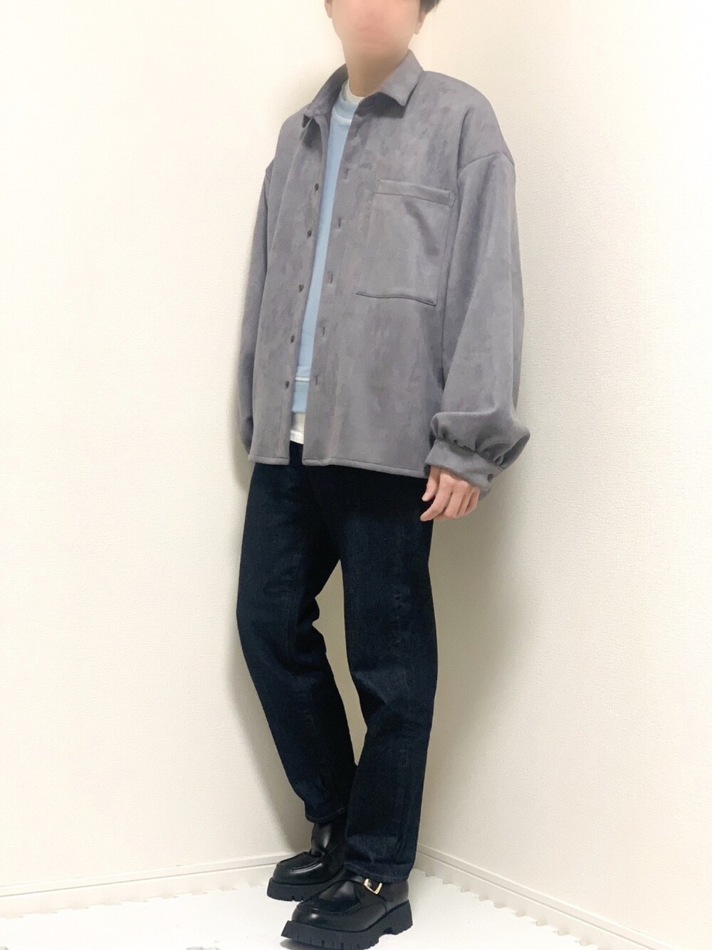 ブルー系のシャツ/ブラウス、ブルー系のスウェット、ブルー系のデニムパンツを着用したメンズの冬コーディネートの1枚目の写真