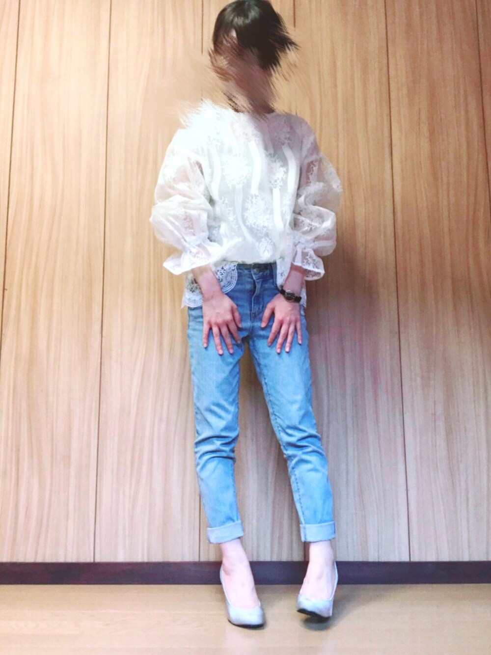 「レース、レーストップス、白トップス、白コーデ、デニム、デニムパンツ、薄色デニム、スキニーデニム、パンプス」｜「apres jourの刺繍レース袖ボリュームブラウス【ZOZOTOWN限定アイテム】（シャツ/ブラウス、ホワイト系）」を使った、haru さん（レディース・150cm）の春コーディネートの1枚目の写真