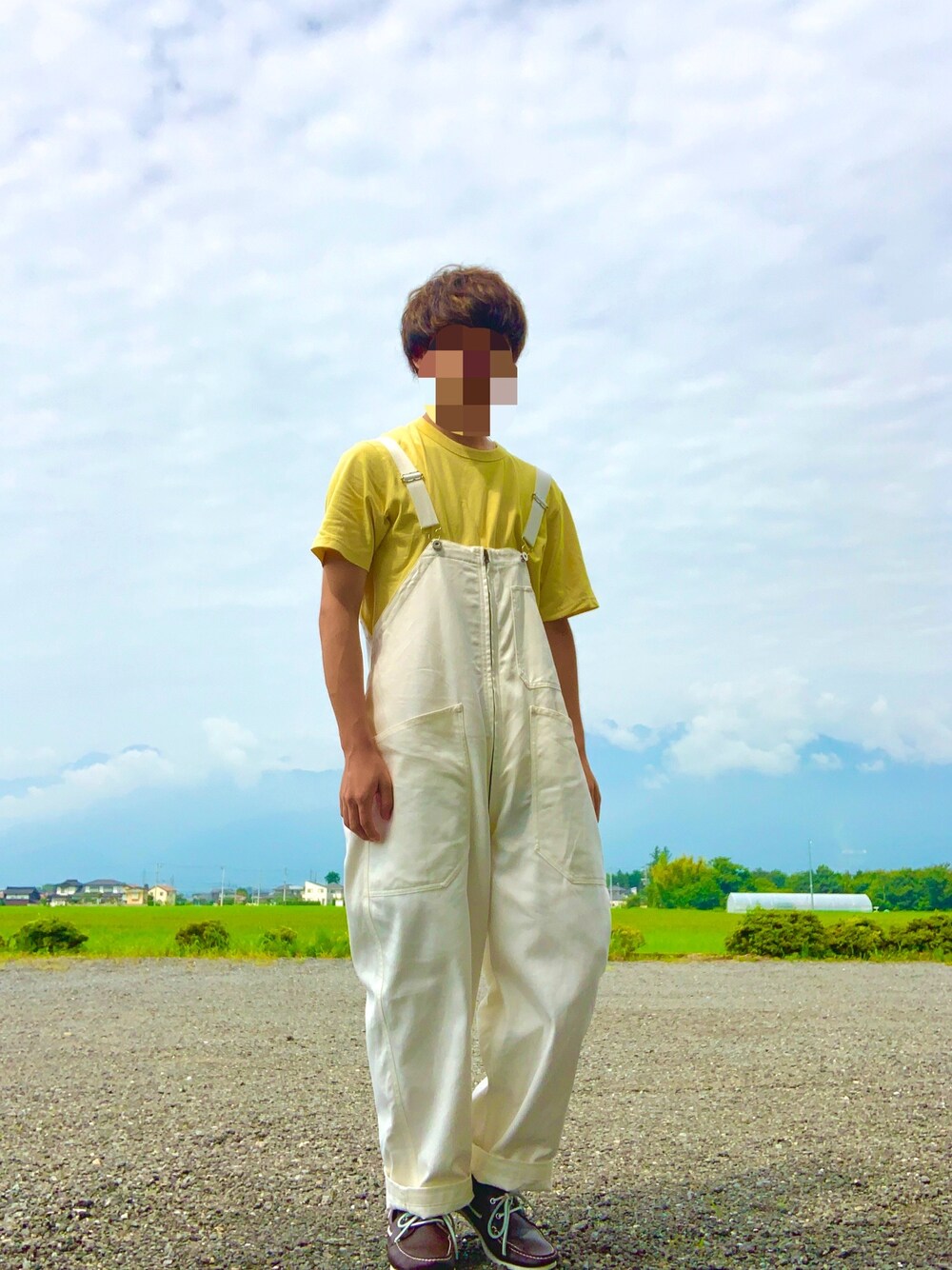 「夏だ！Tシャツ着よう！、夏、カジュアルコーデ、ユニクロ、オーバーオール、大学生、春夏コーデ、黄色、Tシャツ、お洒落さんとつながりたい」｜「niko and...の【菅田将暉さん着用アイテム】デニムオーバーオール（サロペット/オーバーオール、ホワイト系）」を使った、たいよーさん（メンズ・170cm）の夏コーディネートの1枚目の写真