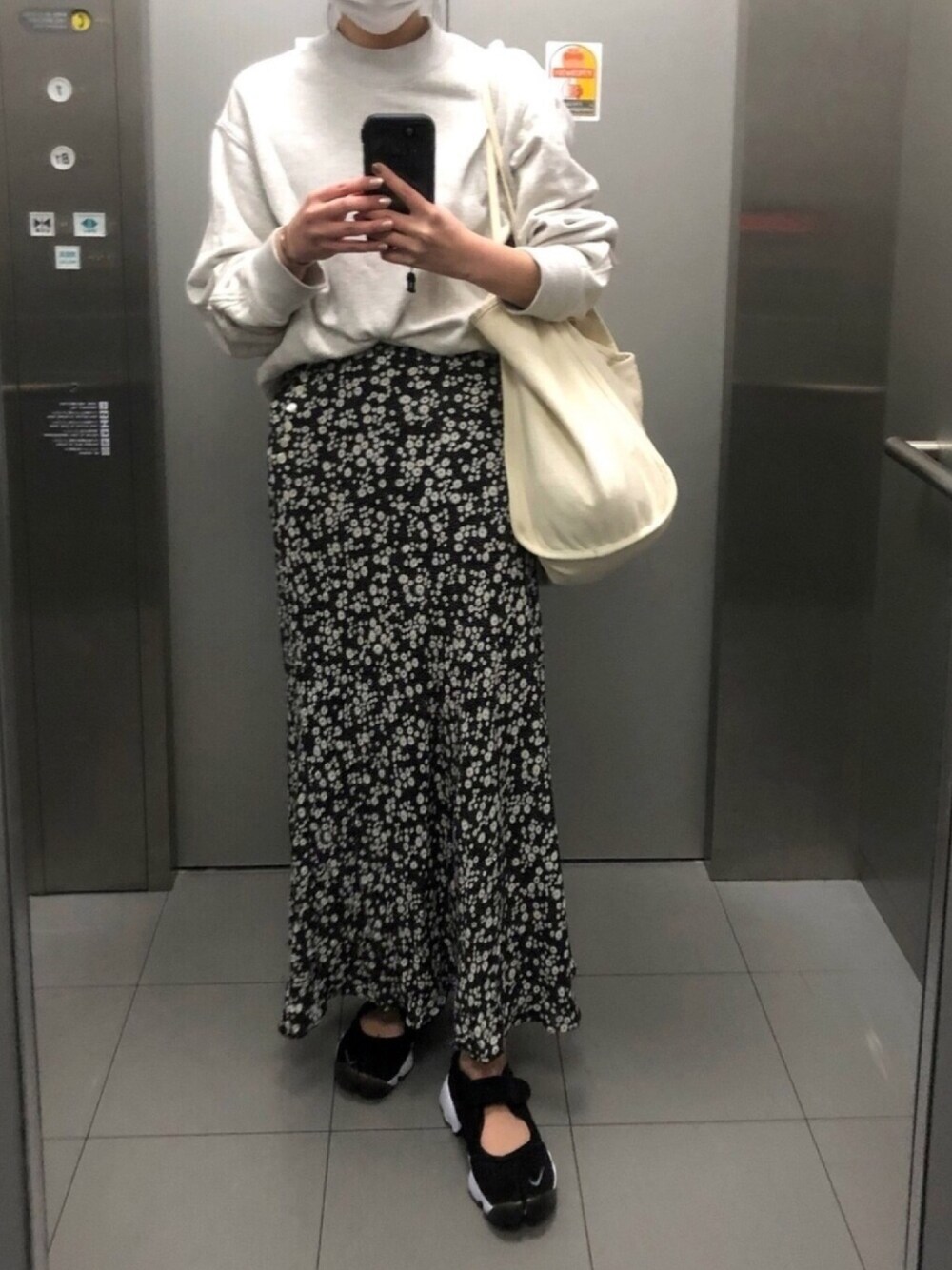 「シンプル、カジュアル、エアリフト、花柄スカート、モノトーン、大人コーデ、ラフ、ootd、休日スタイル、マーメードスカート」｜「NIKEのNIKE ナイキ WMNS AIR RIFT BR ウィメンズエアリフトBR 848386 001BK/CGRY（スニーカー、ブラック系）」を使った、LONさん（レディース・163cm）の春コーディネートの1枚目の写真