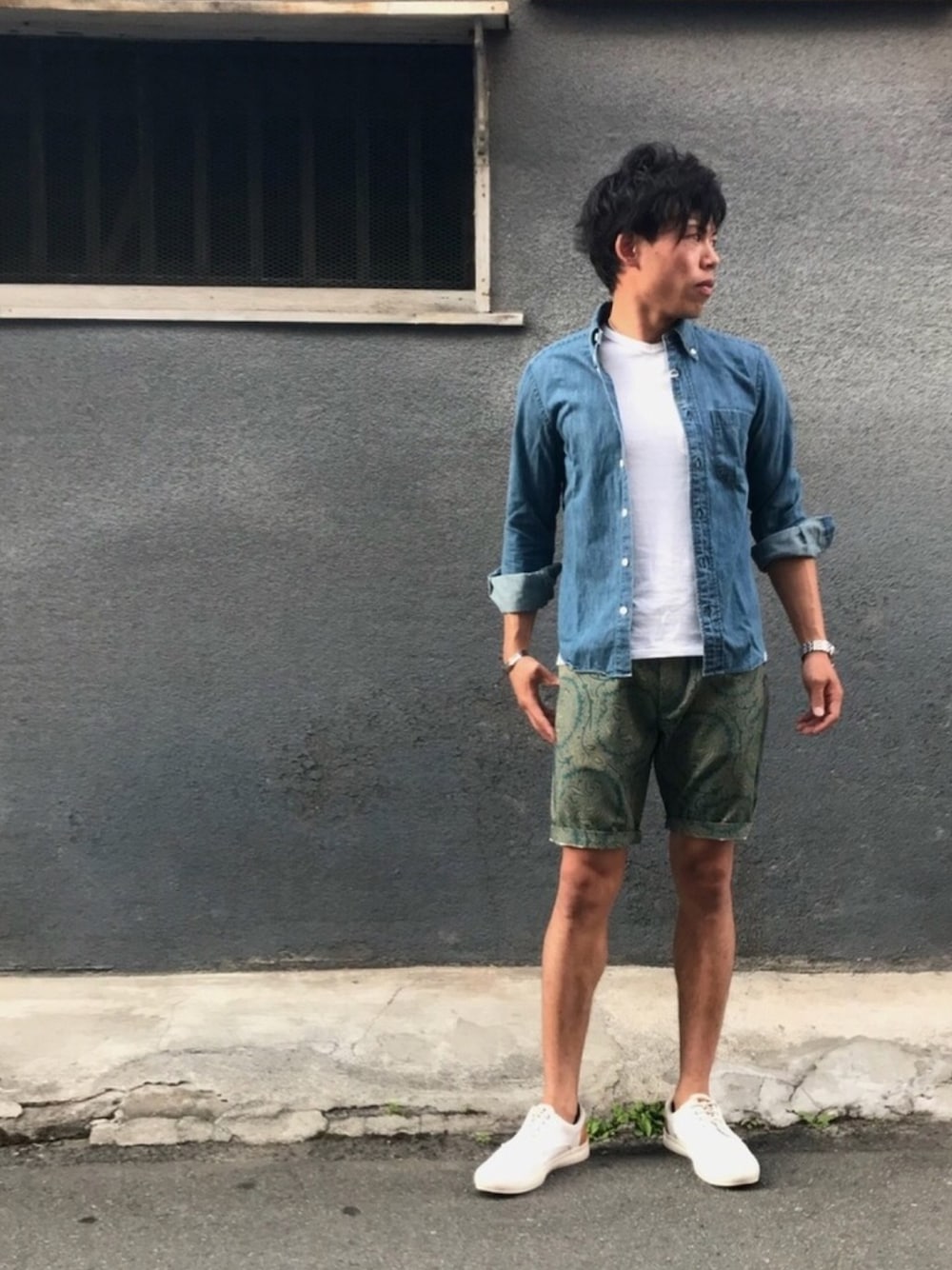 「夏コーデ、休日コーデ、サーフスタイル、デニムシャツ、ハーフパンツ、白Tシャツ、海、おしゃれさんと繋がりたい」｜「MANUAL ALPHABETのアイテム（シャツ/ブラウス、ブルー系）」を使った、Masami  さん（メンズ・174cm）の春コーディネートの1枚目の写真