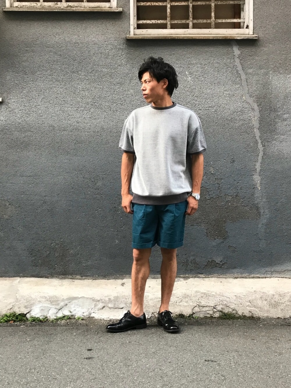 「大人カジュアル、ハーフパンツ、ストライプ、革靴、短パン小僧、おしゃれさんと繋がりたい」｜「graphのアイテム（トップス、グレー系）」を使った、Masami  さん（メンズ・174cm）の夏コーディネートの1枚目の写真