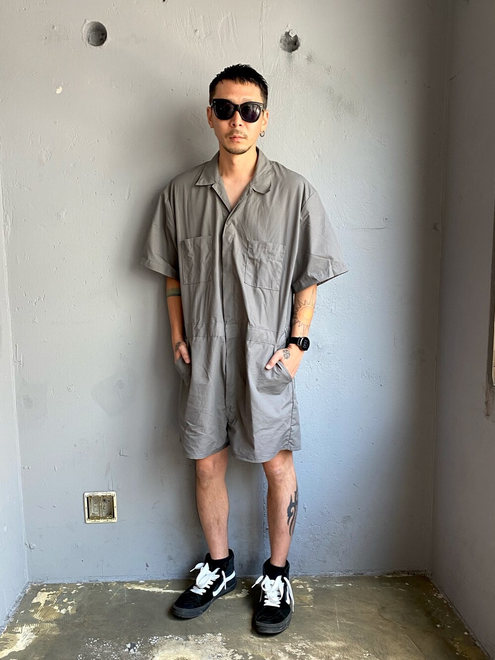「Dickies、VANS、GARMIN」｜「Dickiesのアイテム（つなぎ/オールインワン、グレー系）」を使った、田中奨伍さん（メンズ・178cm）の夏コーディネートの1枚目の写真