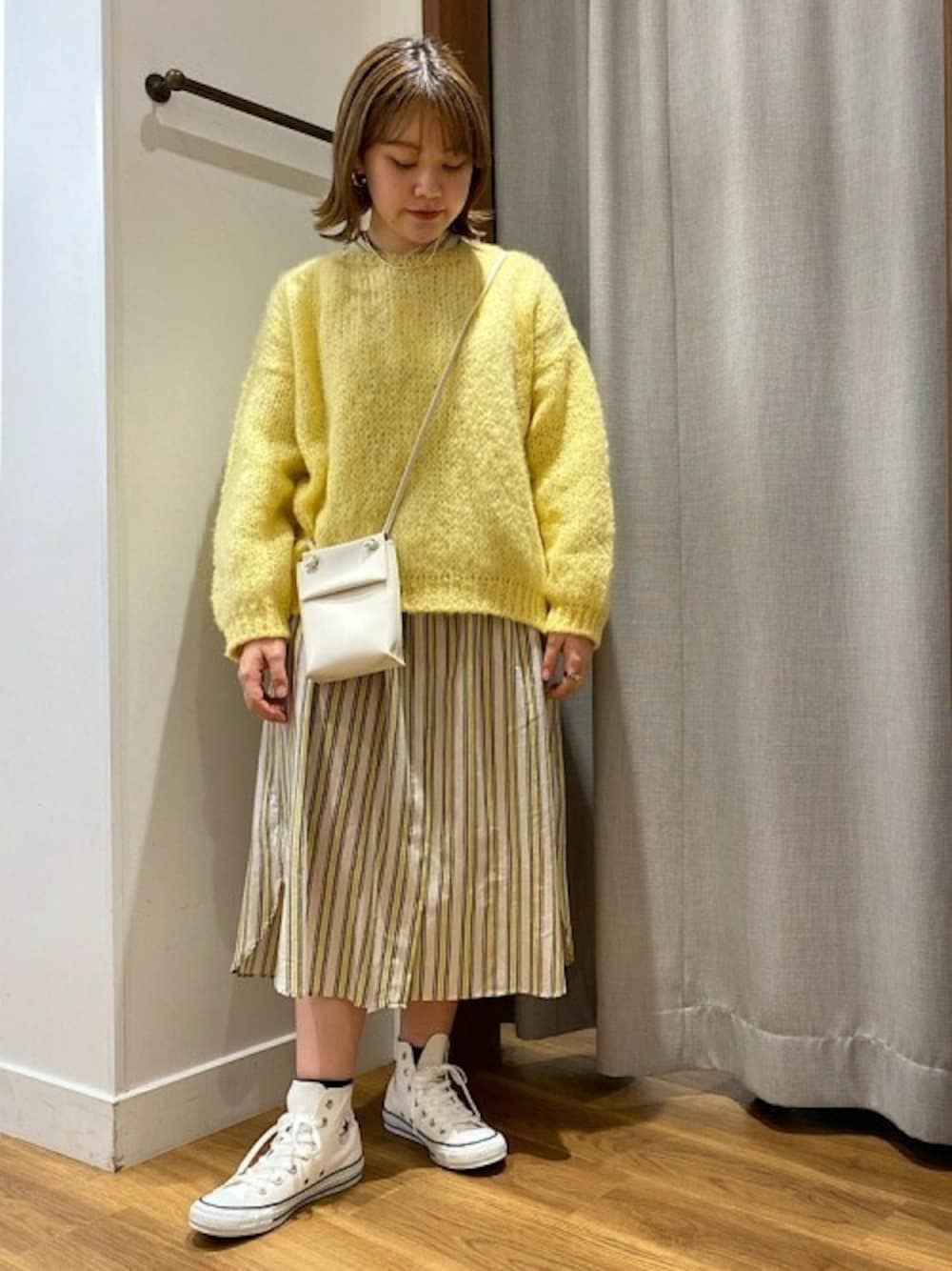 「大人カジュアル、シップス、休日スタイル、スカートスタイル、イエローコーデ、コンバース ハイカット、シャツ ワンピース」｜「SHIPS anyのSHIPS any: ミニ スクエア マルチ モバイル ショルダーバッグ◇（ショルダーバッグ、ホワイト系）」を使った、高木さん（レディース・157cm）の秋コーディネートの1枚目の写真