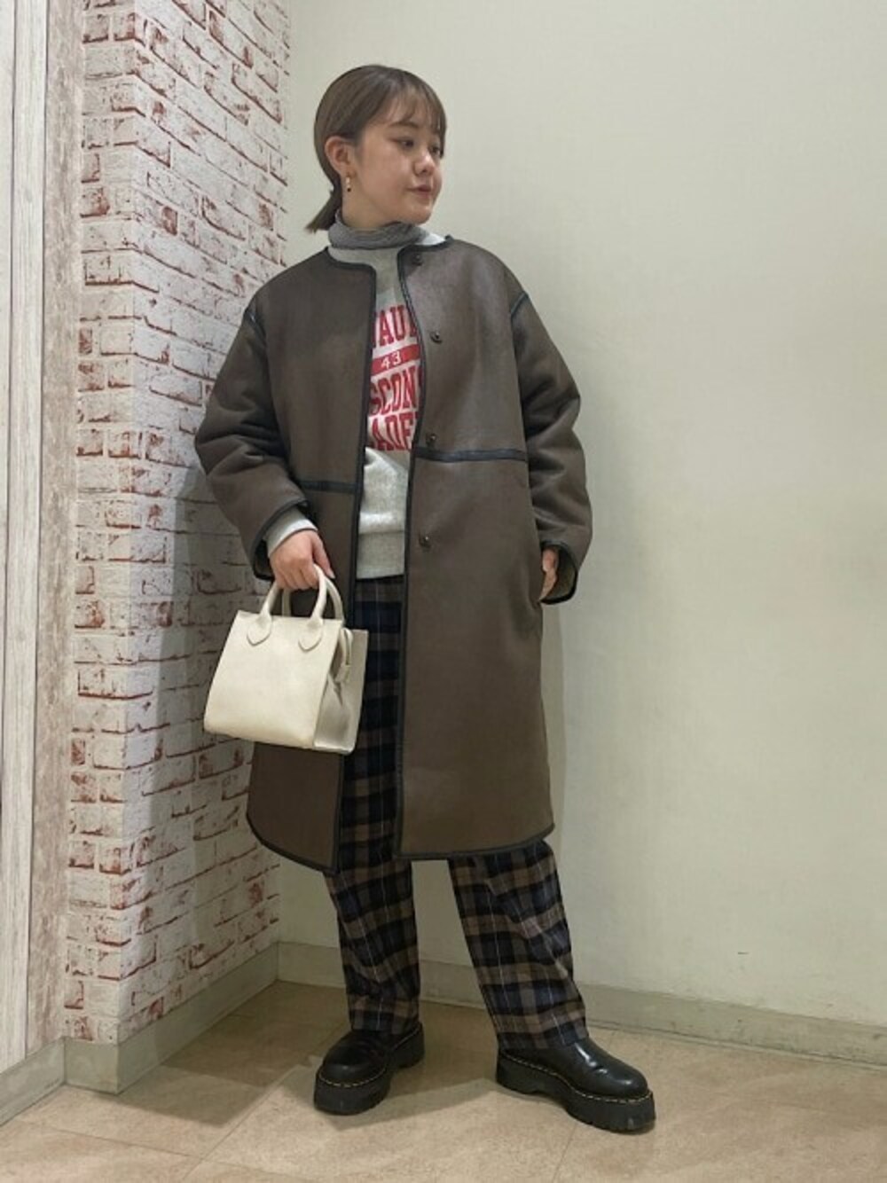 「テーパードパンツ、タートルネック、大人カジュアル、シップス、休日スタイル、チェックパンツ、SHIPS、ムートンコート、パンツスタイル、イージー パンツ」｜「MARCO BIANCHINIのMARCO BIANCHINI: 2WAY ショルダーバッグ◇◆（ショルダーバッグ、ホワイト系）」を使った、高木さん（レディース・157cm）の秋コーディネートの1枚目の写真