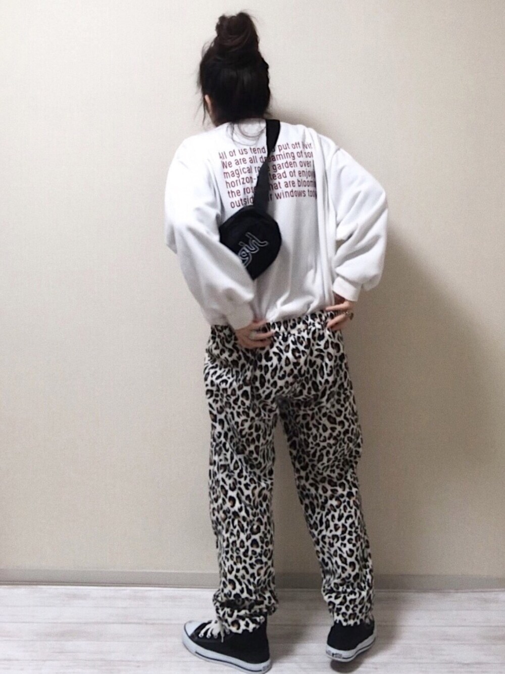 その他のパンツ、ホワイト系のスウェット、ブラック系のスニーカーを着用したレディースの春コーディネートの1枚目の写真