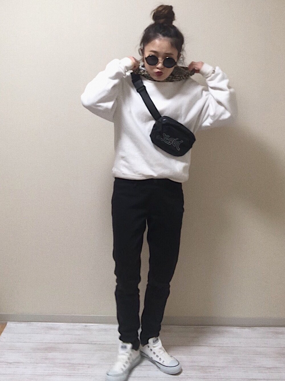 ホワイト系のスニーカー、ブラック系のその他パンツ、ブラック系のボディバッグ/ウエストポーチを着用したレディースの春コーディネートの1枚目の写真