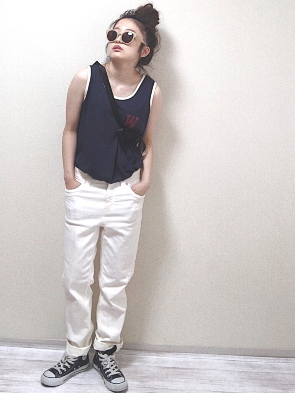 ホワイト系のトップス、ホワイト系のトップス、ホワイト系のデニムパンツを着用したレディースの夏コーディネートの1枚目の写真