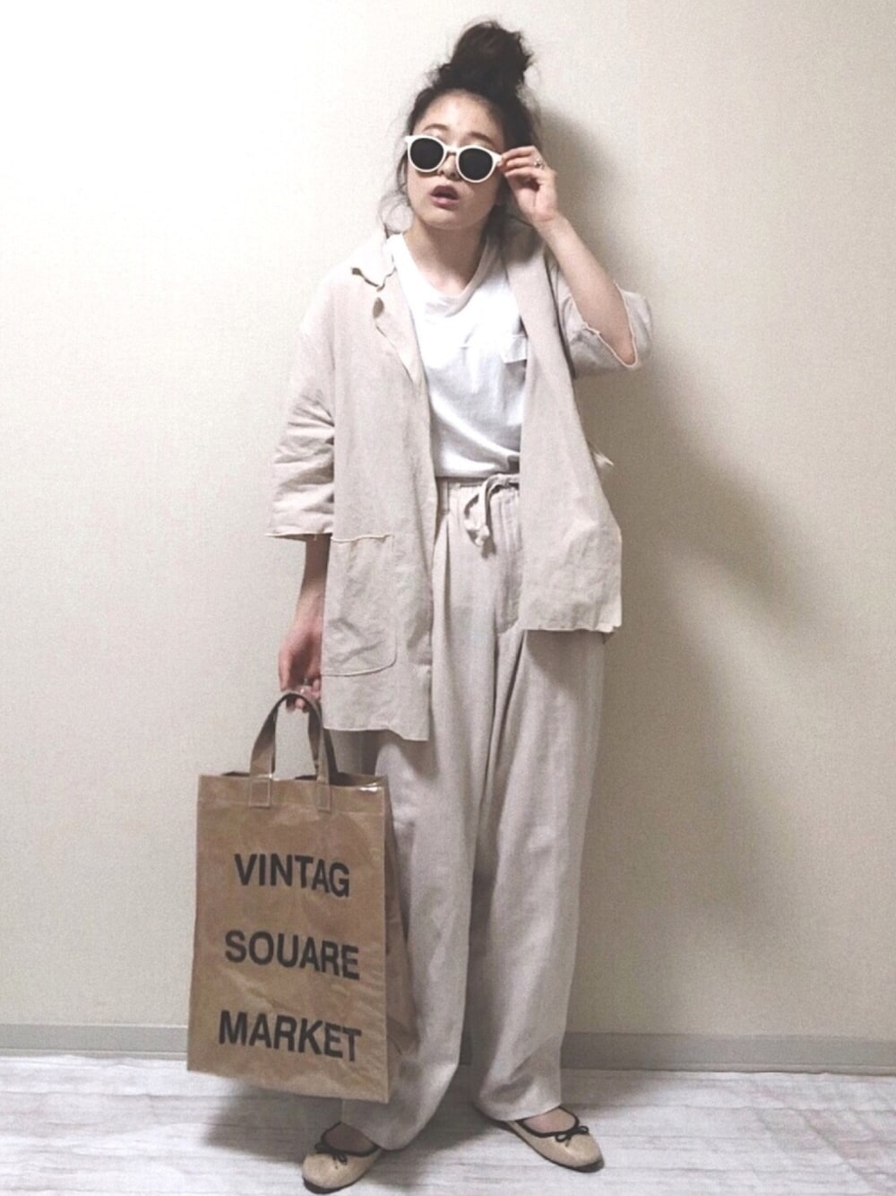 ホワイト系のトップス、ホワイト系のタンクトップ、ベージュ系のテーラードジャケットを着用したレディースの夏コーディネートの1枚目の写真